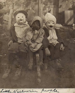 Imagen antigua de terror de personas disfrazadas