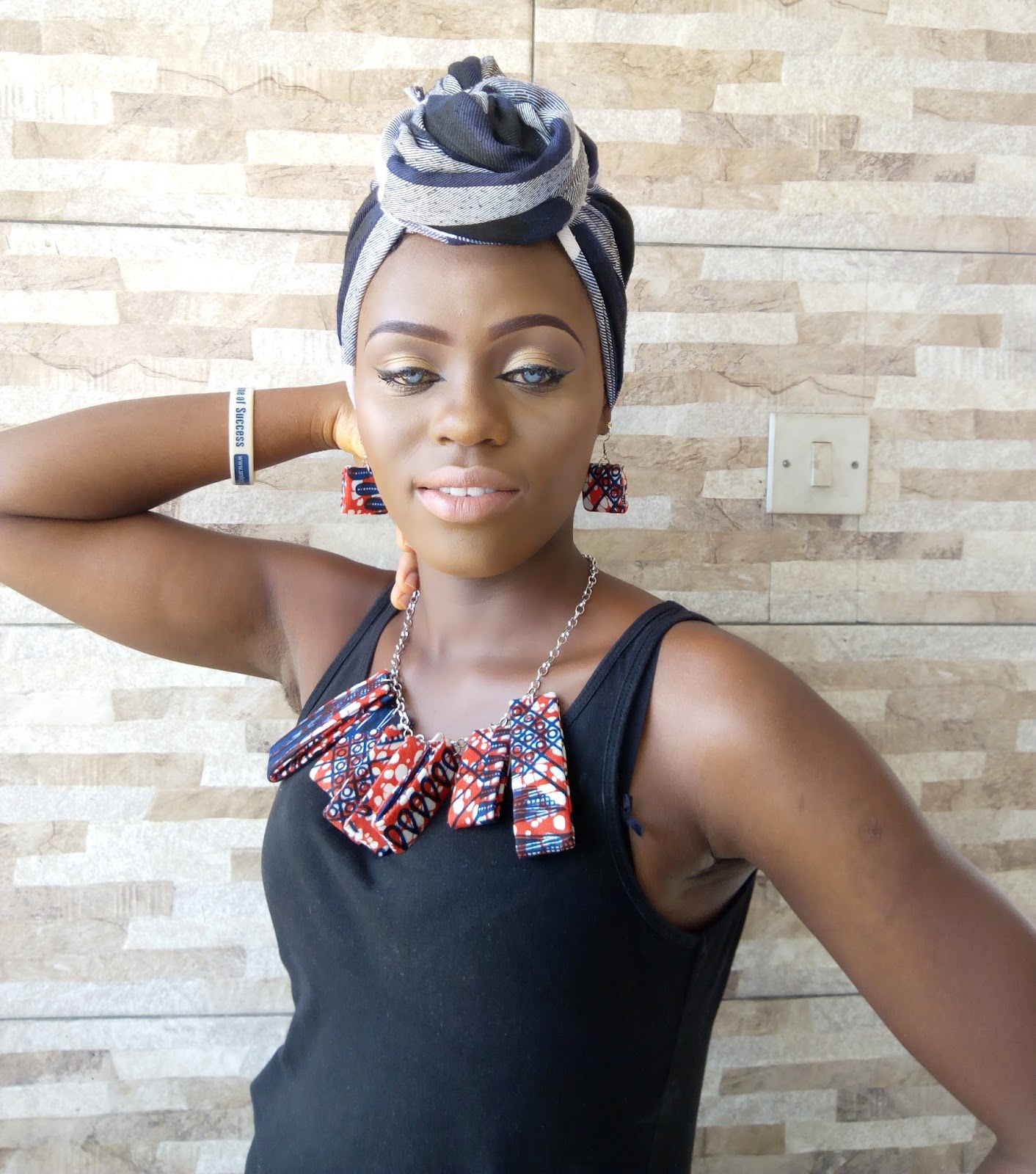 Nigerian girl with stunning blue eyes (photos) Nigerian girl with stunning blue eyes (photos)