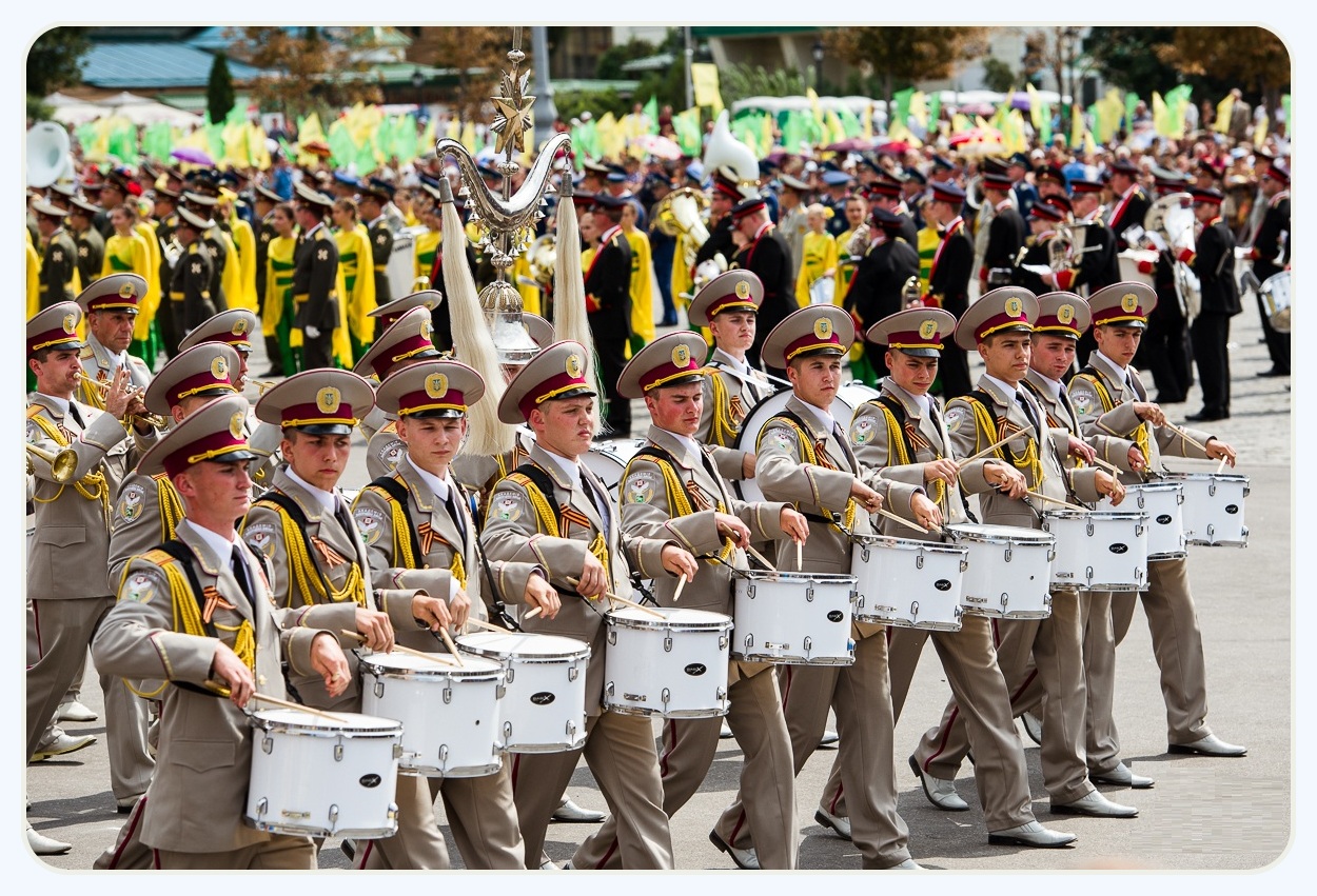 Песня 9 мая проходит парад оркестры играют. Военный духовой оркестр. Парад оркестров. Военный оркестр 9 мая. Духовой оркестр на параде.