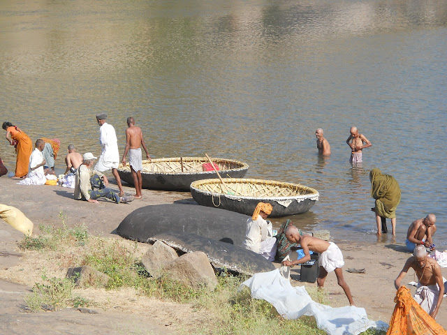 Круглые лодки у реки в Хампи