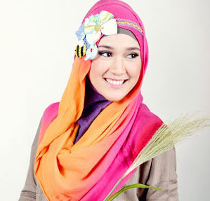 4 Aksesoris Hijab Agar Kamu Tampil Cantik dan Serasi Aksesoris Hijab : Headband