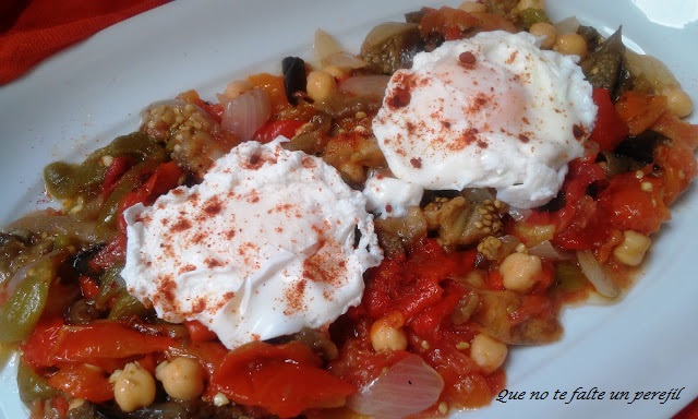 ensalada_garbanzos_verduras_huevos_escalfados