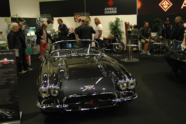 Corvette mit Besuchern auf der Retro Classics Cologne