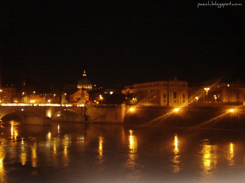 Ночной вид на реку Тибр и Ватикан вдали с моста Святого Ангела