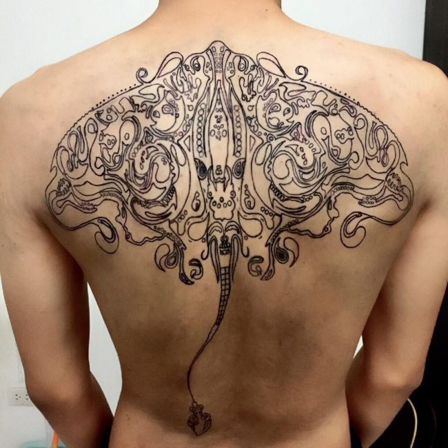 tatuaje de mantarraya psicodélica en la espalda