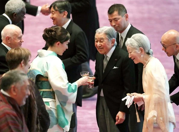 Empress Michiko, Prince Naruhito, Princess Masako, Prince Akishino, Princess Kiko, Princesses Kako, Mako