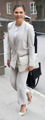 Tailleur pantalon J Lindeberg / escarpins By Malene Birger / pochette By Malene Birger