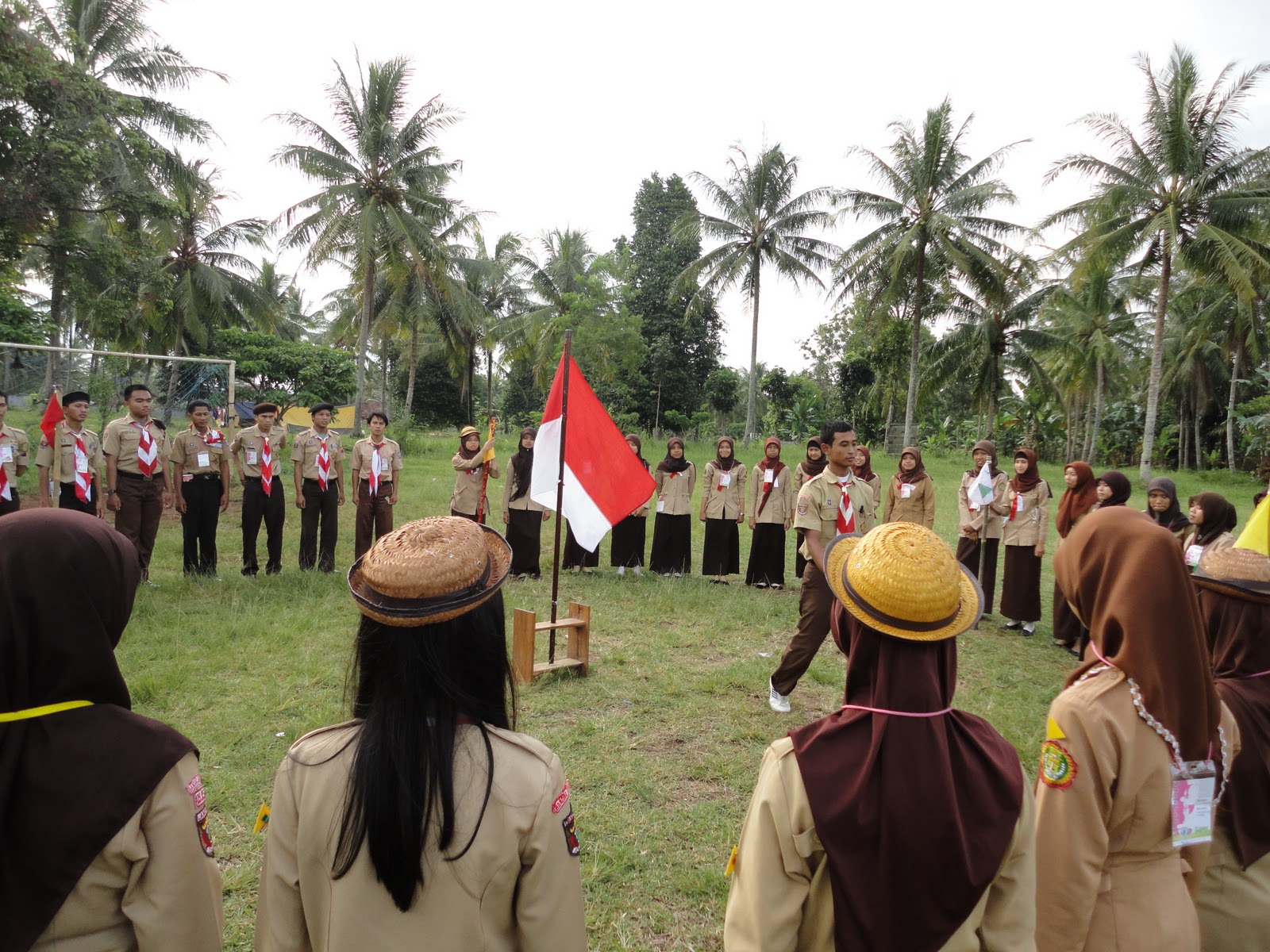 Warna-warni Dunia Ma�sum: Simulasi Upacara Pramuka Siaga