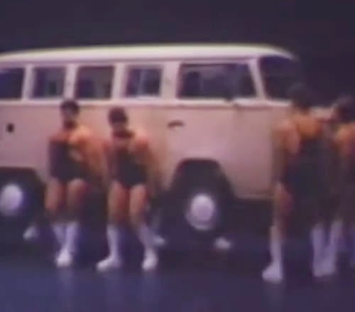 Campanha da Volkswagen em 1984 para promover a força da Kombi. Veículo capaz de carregar uma tonelada.