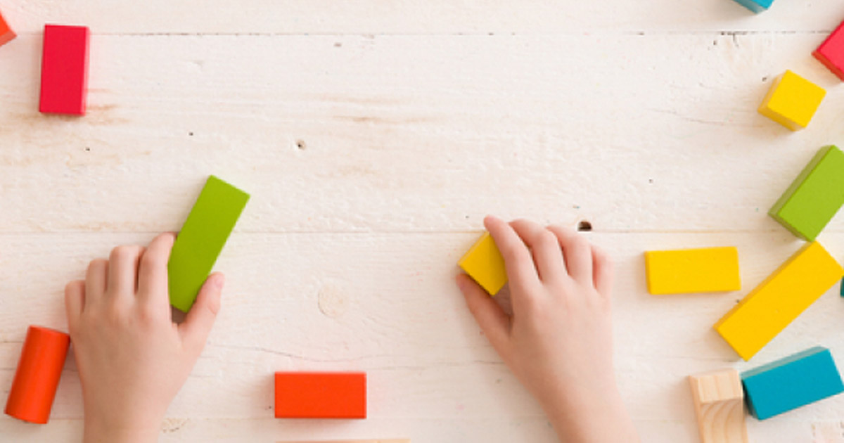 Nên lựa chọn bộ đồ chơi xếp hình khối bằng gỗ nào cho con?