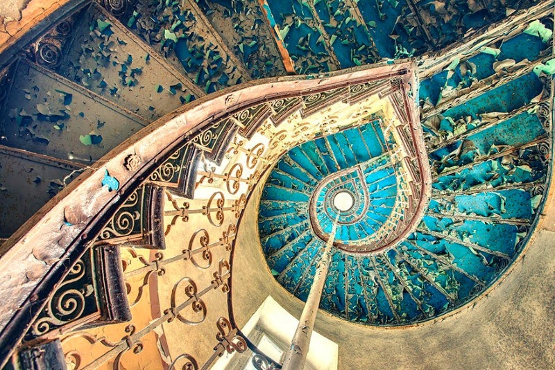 3. “In the Eye of Basilisk” – Lucas Portee - 15 Mesmerizing Examples of Spiral Staircase Photography