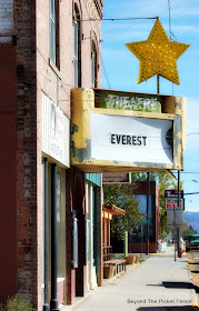vintage sign, neon sign, star, small town, brick, old theater, http://bec4-beyondthepicketfence.blogspot.com/2015/10/small-town-thrifting.html
