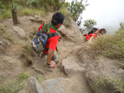 Para pendaki harus lincah menuruni lereng kawah ke danau Segara Anak, kemiringan kawah dari 20 derajat hingga 70 derajat, Gunung Rinjani