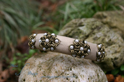 Japanse 12-in-2 flowers chainmaille leather bangle with beads made by Gunadesign