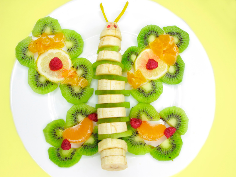 Presentación original de la fruta en el plato