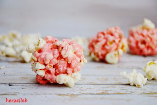 Hingucker auf einer Party: Rosa Marshmallow-Popcorn-Bälle mit Mandelsplittern
