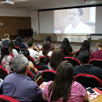 Visitantes assistem vídeo comemorativo dos 40 anos do InCor no anfiteatro. (Foto: Sergio Cruz / SBDCD-InCor)