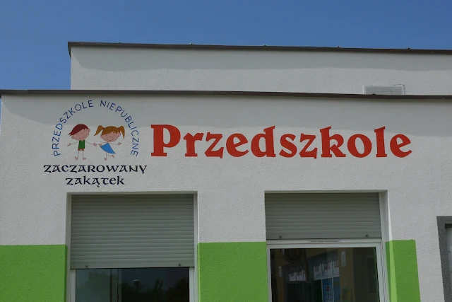 Logo namalowane na elewacji budynku przedszkolnego, malowanie loga na elewacji