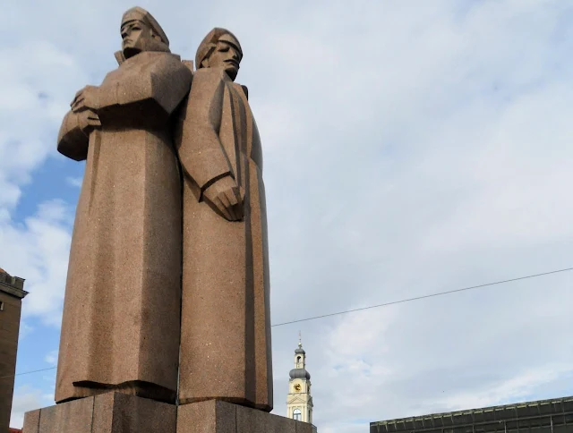 3 days in Riga Latvia: red and white rifleman statue