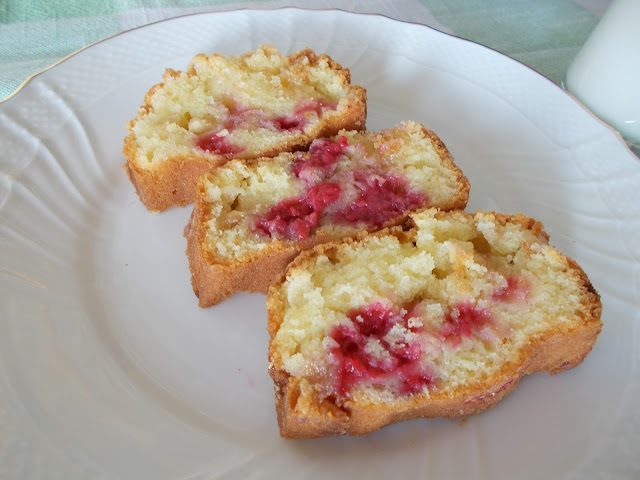 ciambella ai lamponi e cioccolato bianco, così iniziamo l'estate!