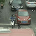 Criança foge e é quase atropelada por dois carros na China; veja
