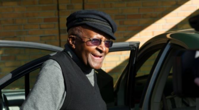 South African anti-apartheid activist Desmond Tutu was awarded the Nobel Peace Prize in 1984. By Rodger Bosch (AFP/File). Johannesburg (AFP) - South African retired archbishop and anti-apartheid icon Desmond Tutu was on Saturday readmitted to hospital in Cape Town just days after being discharged following surgery, his family said.