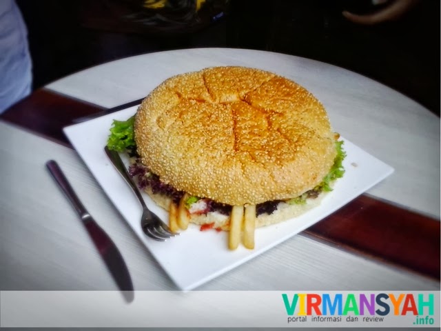 Goliath Burger Grand Aston Yogyakarta