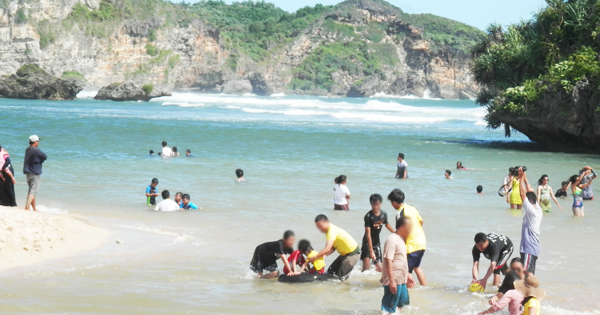 Pantai Drini Gunungkidul Favorit Keluarga