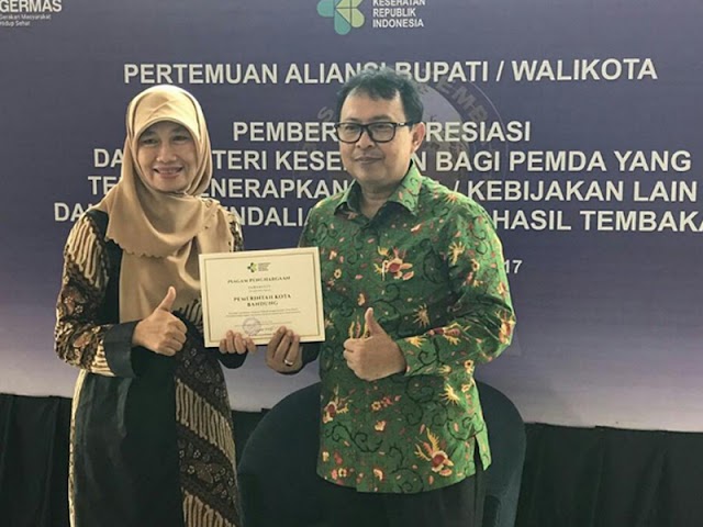 Pemkot Bandung Terima Penghargaan Piagam Paramesti