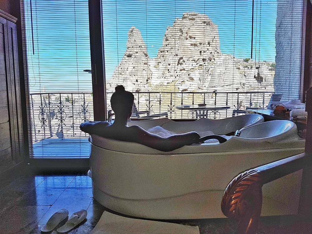 Hermes Cave Hotel - Hot Tub With A View