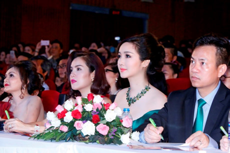 'Hoa hau khong tuoi' Giang My dien dam tre vai goi cam - Anh 8