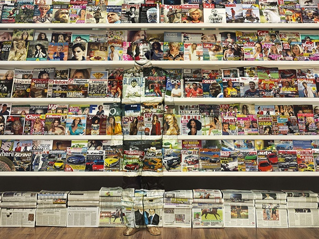 19-Swiss-Magazine-Rack-Liu-Bolin-Find-The-Painted-Invisible-Man-www-designstack-co
