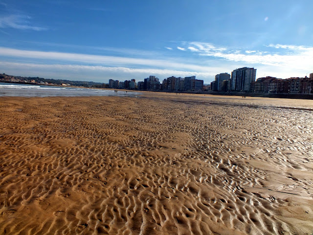 La playa de San Lorenzo en Gijón