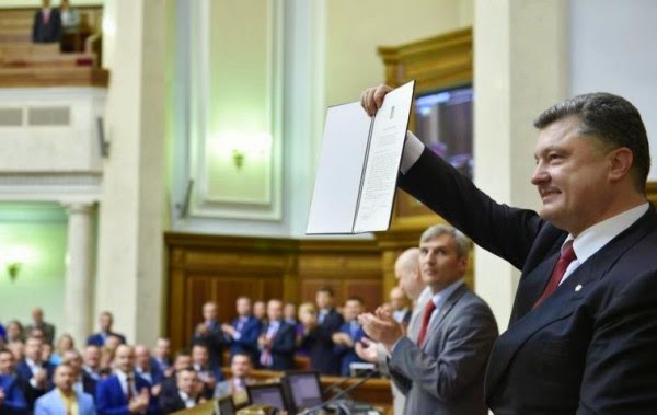 Украина ратифицировала соглашение об ассоциации с ЕС параллельно с Европарламентом, но введение его в действие отложено под  давлением России.