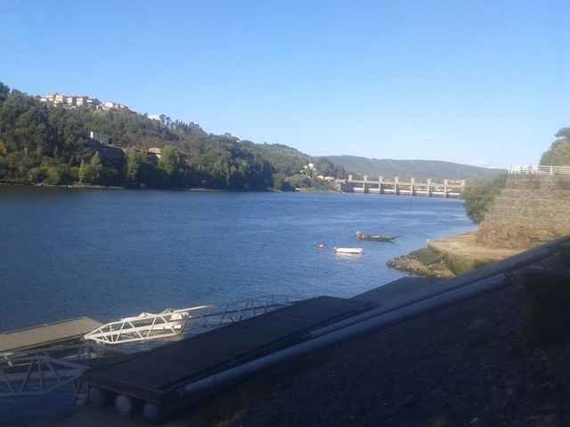 Barcos Rio Douro e Barragem de Crestuma Lever