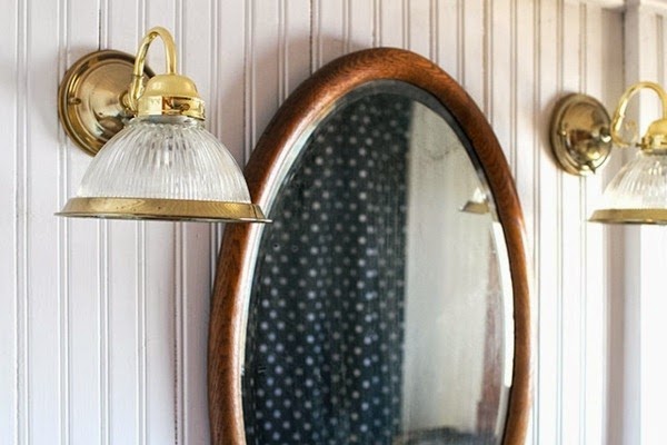 Dark spots on the mirror in the bathroom and how to avoid them