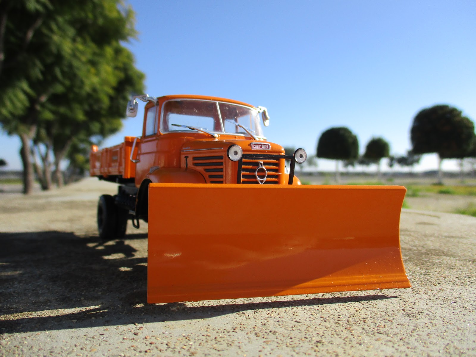 BERLIET N°10 - Modèle Réduit Chasse-neige 4x4 1:43 En Métal Et Plastique - Collection Véhicule Utilitaire Français Vintage