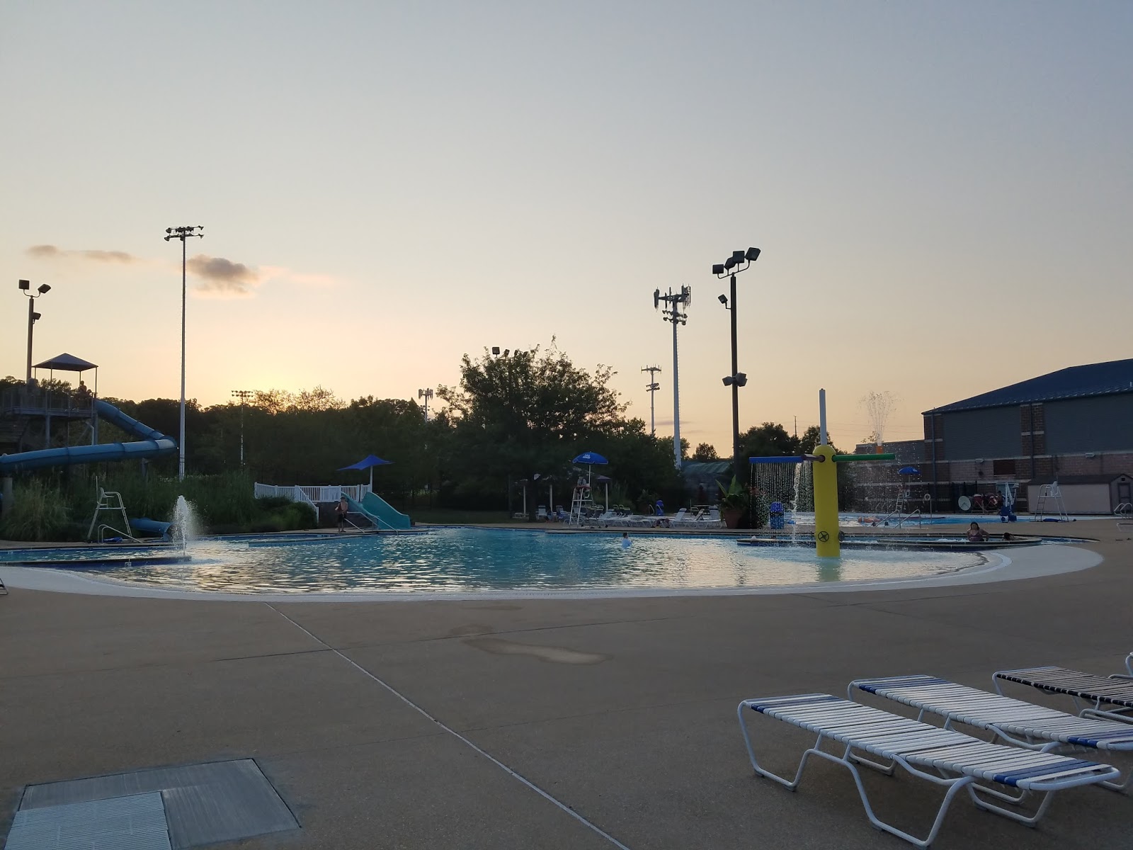 Play St. Louis ster Groves Aquatic Center at Memorial Park, ster