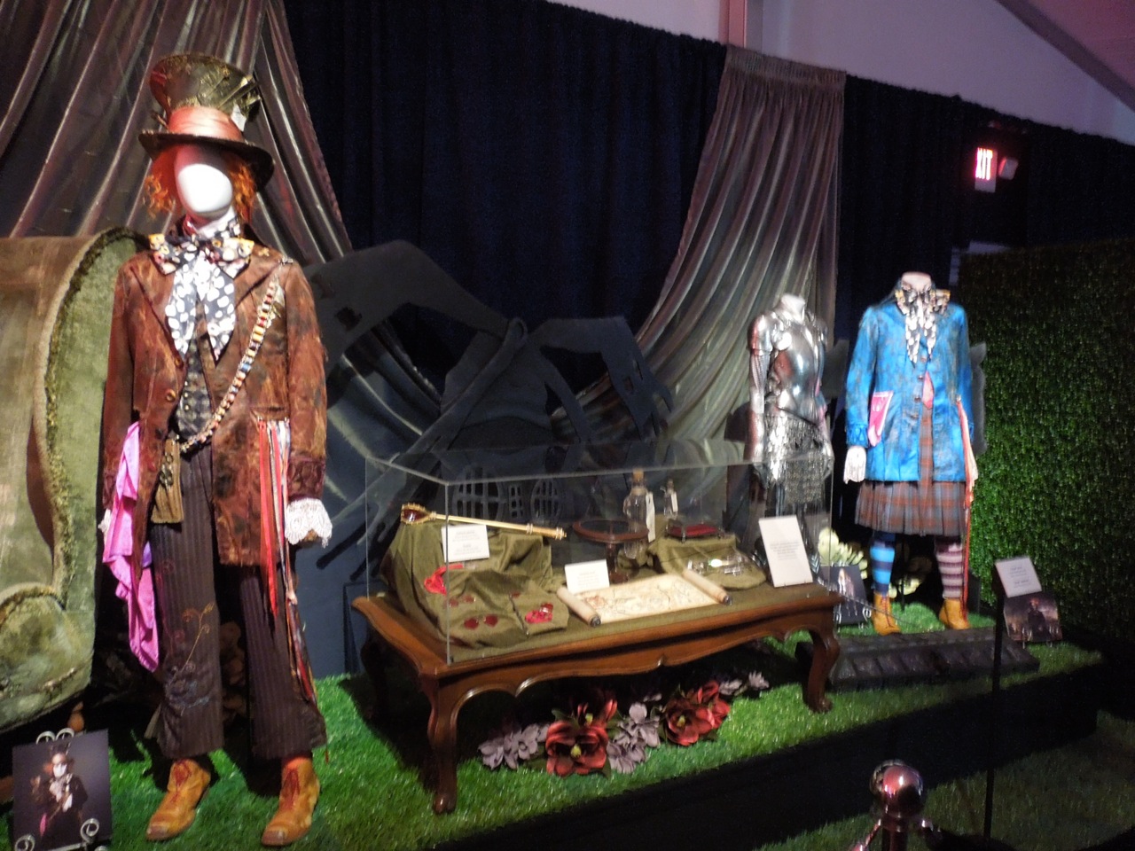 Shop Tim Burton's Alice In Wonderland Che – Luggage Factory