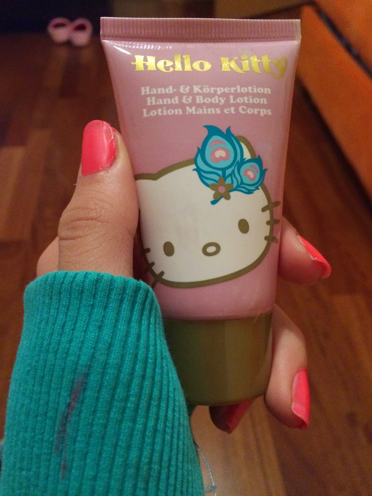Pinku Tsuri Hello Kitty Hand & Body Lotion Description