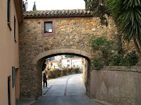 El pont sobre arcs carpanells que comunica l'església amb la rectoria El pont sobre arcs carpanells que comunica l'església amb la rectoria