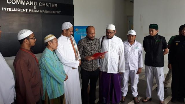 Sebut Habib Rizieq Bukan Cucu Nabi, Pria Ini Minta Maaf di Depan FPI Sebut Habib Rizieq Bukan Cucu Nabi, Pria Ini Minta Maaf di Depan FPI