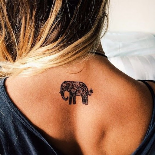 Ainda outro exemplo de um elefante coberto em um padrão de mandala é visto entre o utente omoplatas neste tatuagem.