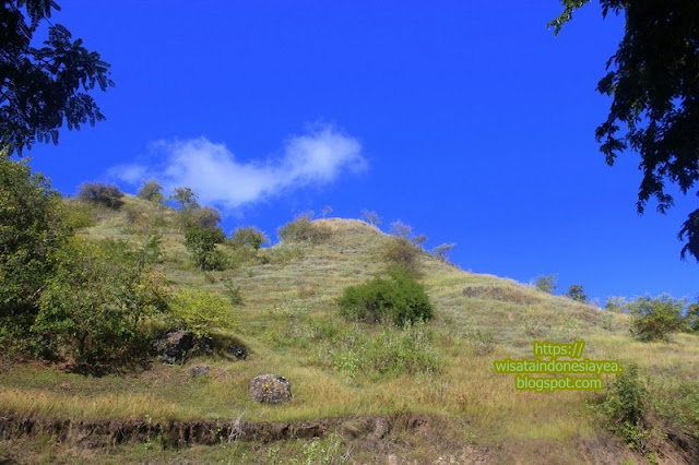 bukit tandus namun eksotis di Sumbawa