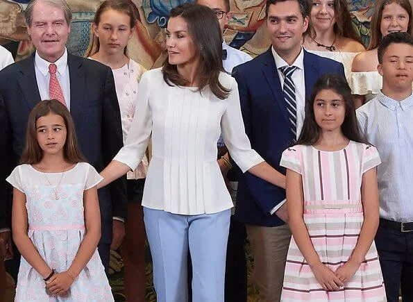 Queen Letizia wore Hugo Boss blouse and Hugo boss trousers, Prada pumps. Center for Early Childhood and Primary Education