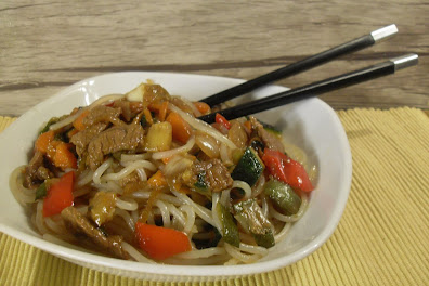 Receta de wok de fideos de maíz con ternera y verduras.