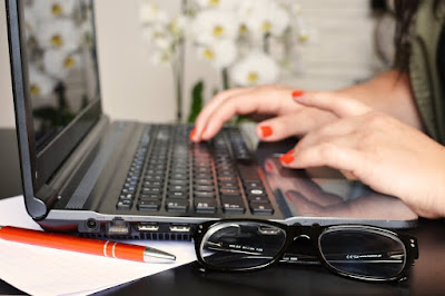 Mujer escribiendo a ordenador
