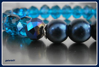bransoletka na gumce, niebieska, fasetowane kryształki, perełki i zawieszka