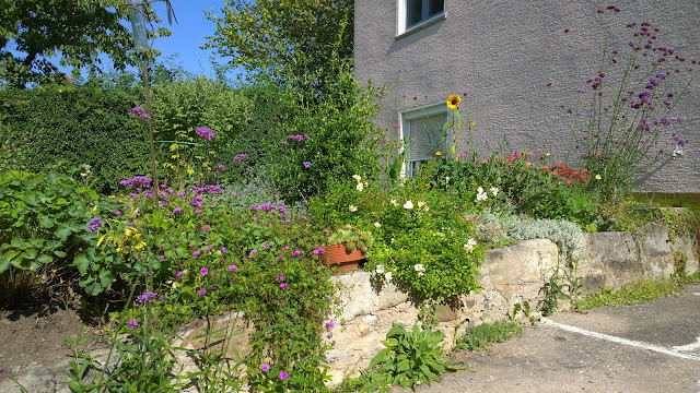 Mäuerchenbeet im späten Sommer (c) by Joachim Wenk