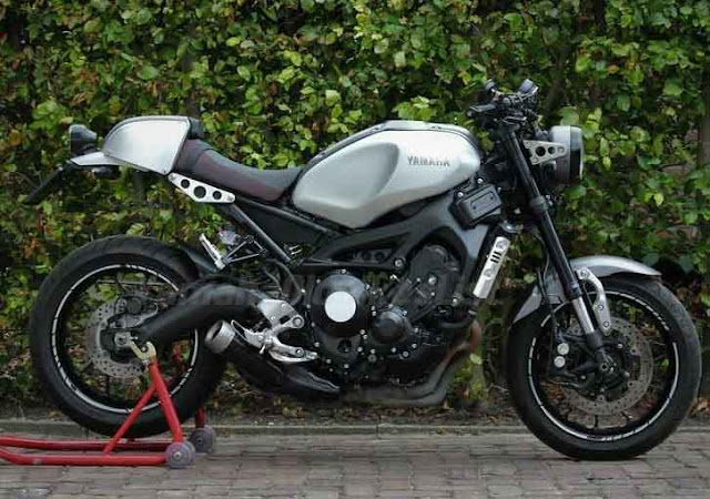 Yamaha XSR900 Silver-Black With Custom Seat Cowl